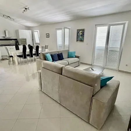 Apartment By Interhome Obrovac