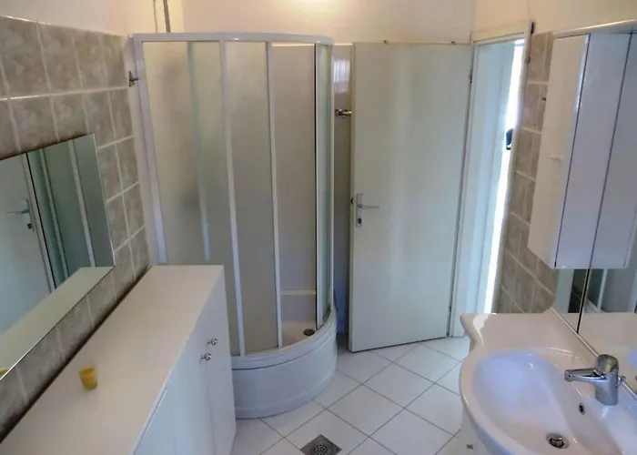 By Interhome Обровац