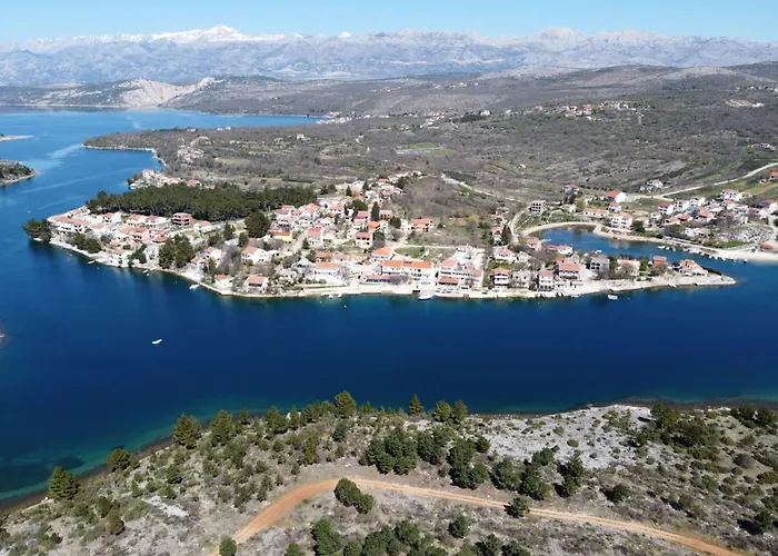 By Interhome * Обровац