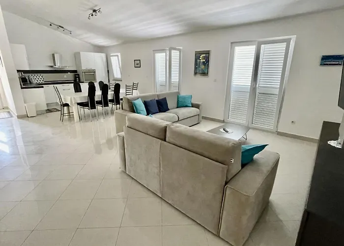 Apartment By Interhome Obrovac